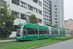 Be 6/8 Flexity 5038, auf der Linie 2, fährt zur Haltestelle Gewerbeschule.