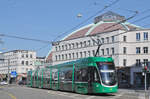 Be 6/8 Flexity 5036, auf der Linie 8, fährt zur Haltestelle am Bahnhof SBB.