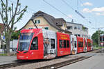 Be 6/8 Flexity 5014, mit der Sympany, auf der Linie 14, fährt bei der Abfahrtshaltestelle in Pratteln ein.