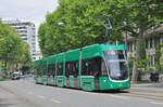 Be 6/8 Flexity 5020, auf der Linie 8, fährt zur Haltestelle ZOO Bachletten.