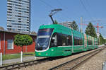 Be 6/8 Flexity 5032, auf der Linie 14, fährt zur Haltestelle Gempenstrasse.