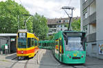 Be 4/8 245 ist eigentlich mit der Fahrschule an der Riehen Grenze. Für den Fotografen wurde das Kopfschild auf die Linie 6 gestellt. Daneben steht der Be 6/8 Combino 307. Dieser fährt effektiv auf der Linie 6. Die Aufnahme stammt vom 30.05.2017.