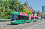 Be 6/8 Flexity 5008, auf der Linie 2, überquert die Wettsteinbrücke.