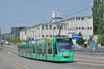 Be 6/8 Combino 302, auf der Linie 6, überquert die Dreirosenbrücke.