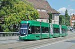 Be 6/8 Flexity 5004, auf der Linie 2, überquert die Wettsteinbrücke.