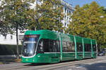 Be 4/6 Flexity 6001, auf der Linie 15, fährt zur Haltestelle Denkmal.