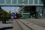 BVB: Spiel mit Sonnenlicht und Schatten  beim Fotografieren der Strassenbahn Basel, Linie 2, zwischen Messeplatz und Badischem Bahnhof Basel am 13.