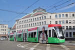 Be 6/8 Flexity 5012, mit der U-Abo Werbung, auf der Linie 8, fährt zur Haltestelle Markthalle.