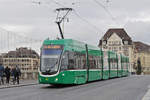 Be 6/8 Flexity 5030, auf der Linie 6, überquert die Mittlere Rheinbrücke.