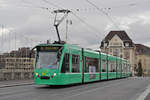 Be 6/8 Combino 323, auf der Linie 6 überquert die Mittlere Rheinbrücke.