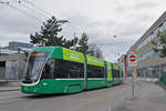 Be 6/8 Flexity 5044, auf der Linie 8, fährt zur Haltestelle CIBA.