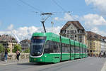 Be 6/8 Flexity 5013, auf der Linie 6, überquert die Mittlere Rheinbrücke.