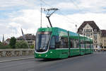 Be 4/6 Flexity 6005, auf der Linie 15, überquert die Mittlere Rheinbrücke.