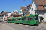 Doppeltraktion, mit dem Be 4/4 483, dem B4S 1456 und dem Be 4/4 486, auf der Linie 6, fahren zur Haltestelle Lindenplatz.