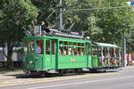 Be 2/2 156 zusammen mit dem Sommerwagen B2 281, auf der Sonntäglichen Stadtrundfahrt, fährt Richtung Bahnhof SBB.