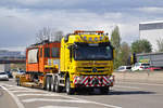 Am 13.04.2018 wird der Schneepflug Xe 2/2 2021, der vom Tramclub Basel übernommen wurde, auf einen Lastwagen verladen und in ein Zwischenlager gefahren. Hier fährt der Lastwagen mit dem Schneepflug Xe 2/2 2021 auf der Autobahn der Raststätte Pratteln vorbei.