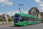 Be 6/8 Flexity 5036, auf der Linie 8, überquert die Mittlere Rheinbrücke.