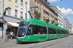 Be 6/8 Flexity 5040, auf der Linie 14, fährt zur Haltestelle Claraplatz.