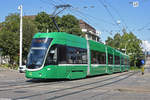 Be 6/8 Flexity 5042, auf der Linie 8, fährt zur Haltestelle am Bahnhof SBB. Die Aufnahme stammt vom 05.09.2018.