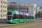 Be 6/8 Flexity 5023, auf der Linie 1, überquert die Dreirosenbrücke Richtung Novartis Campus. Die Aufnahme stammt vom 17.11.2018.