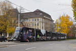 Be 6/8 Flexity 5041 mit der SALT Werbung, auf der Linie 8, fährt zur Haltestelle am Bahnhof SBB.