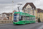 Be 4/6 Flexity 6011, auf der Linie 15, überquert die Mittlere Rheinbrücke.