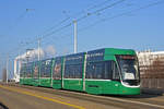 Be 6/8 Flexity 5027, auf der Linie 1, überquert die Dreirosenbrücke.