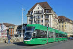 Be 6/8 Flexity 5024, auf der Linie 6, überquert die Mittlere Rheinbrücke.