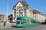 Be 6/8 Flexity 5033, auf der Linie 14, überquert die Mittlere Rheinbrücke.