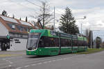 Be 4/6 Flexity 6002, auf der Linie 15, fährt zur Endstation auf dem Bruderholz.