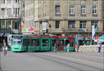 Von der Schifflände zur Mittleren Brücke -    Combino-Tram in Basel.