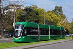 Be 4/6 Flexity 6007, auf der Linie 15, fährt bei der Haltestelle Grosspeterstrasse ein.