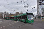 Be 6/8 Combino 323, auf der Linie 2, fährt bei der Haltestelle Bahnhof SBB ein. Die Aufnahme stammt vom 13.03.2021.