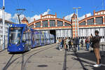 Am 22.10.2021 wird im Depot Wiesenplatz das Roger Federer Tram vorgestellt. Am Nachmittag, bei sonnigem Wetter kann man das Tram auch im freien sehen. Rechts im Bild steht Roger Federer.