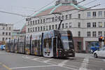 Be 6/8 Flexity 5015 mit der Hieber Werbung, auf der Linie 8, fährt zur Haltestelle am Bahnhof SBB.