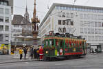 Be 2/2 181 fährt in der Weihnachtszeit als Weihnachtstram mit Kindern durch die Stadt.