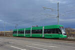 Be 4/6 Flexity 6016, auf der wegen einer Baustelle umgeleiteten Linie 16, fährt zur Haltestelle Münchensteinerstrasse.