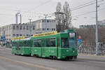 Be 4/4 483 zusammen mit dem B4S 1456, auf der Linie 21, verlässt die Haltestelle Novartis Campus.