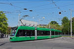 Be 6/8 Combino 317, auf der Linie 2, fährt bei der Haltestelle Bahnhof SBB ein. Die Aufnahme stammt vom 03.05.2022.