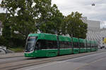 Be 6/8 Flexity 5014, auf der wegen einer Baustelle umgeleiteten Linie 6, überquert die Wettsteinbrücke.