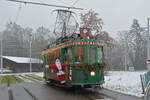 In der Weihnachtszeit fährt auch das Weihnachtstram mit Kindern durch die Stadt.