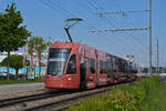 Be 6/8 Flexity 5030 mit der L'oréal Paris Werbung, auf der wegen einer Grossbaustelle zwischen Hardstrasse und Pratteln umgeleiteten Linie 14, fährt am 03.05.2023 zur Endstation M-Parc beim