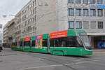 Be 4/6 Flexity 6007, auf der Linie 15, verlässt am 25.03.2023 die Haltestelle am Aeschenplatz.