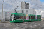 Be 4/6 Flexity 6003, auf der wegen der gesperrten Margarethenbrücke umgeleiteten Linie 16, überquert am 19.02.2024 die Münchesteinerbrücke.