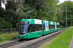 Be 4/6 Flexity 6009, auf der Linie 15, fährt am 04.05.2024 zur Haltestelle Lerchenstrasse.