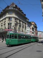 Be 4/4 458 und der B 1494 S auf der Linie 16 fahren zur Haltestelle Marktplatz.