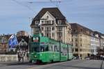 Be 4/6 S 661 auf der Linie 15 überquert die Mittlere Rheinbrücke.