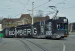 Be 4/6 661 mit einer Werbung für Bomberg, anlässlich der Messe Basel World 15, fährt zur Haltestelle am Bahnhof SBB. Die Aufnahme stammt vom 07.03.2015.