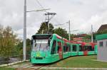 Be 6/8 Combino 310 auf der Linie 8 wartet in der Schlaufe beim Bahnhof Weil am Rhein.