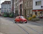 Links ein Cornichon, zu deutsch  Gewürzgurke  Be 4/4 495, in der Mitte ein älterer Schweizer Standardwagen Be 4/4 469, rechts davor ein  italienischer Standardwagen . Basel, September 2015.